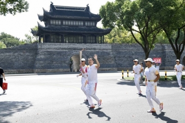 笑臉與熱情刷屏！這名火炬手是景興人！